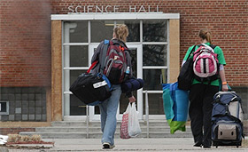 Picture of Augsburg students returning from Spring Break.